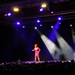 Noëlle Perna en spectacle à Revel le 9 octobre 2021 programmé par l'asso Un Soir Sur Scène avec Y A D'LA JOIE PRODUCTIONS