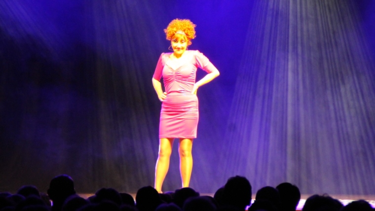 Noëlle Perna en spectacle à Revel le 9 octobre 2021 programmé par l'asso Un Soir Sur Scène avec Y A D'LA JOIE PRODUCTIONS