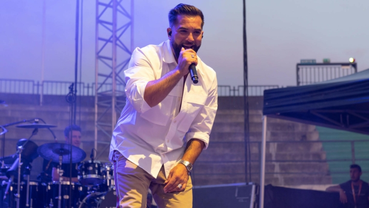 Kendji Girac - Concert aux arènes du Tempéras à Alès