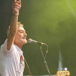 Devant une foule modeste, le groupe Sangria Gratuite a fêté ses 25 ans de carrière à la Foire de Pau